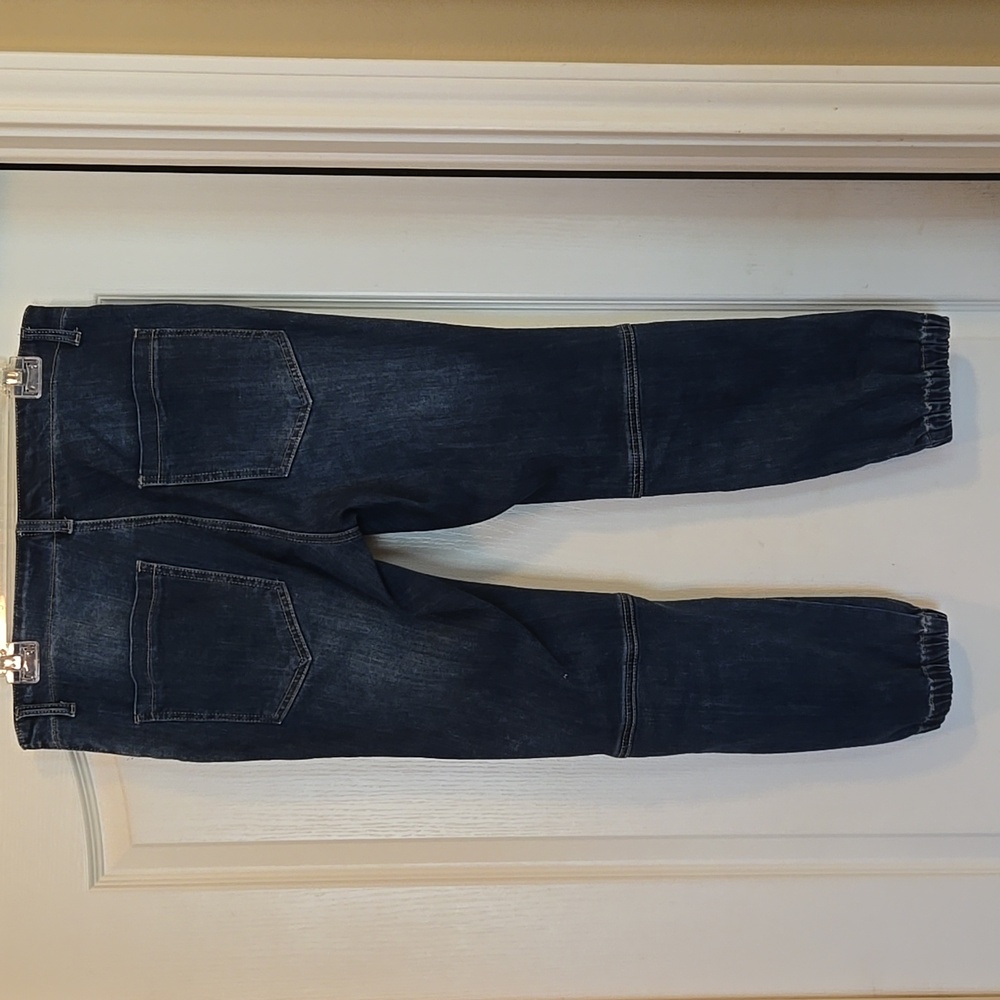 Women's Cropped Distressed Jeans - Picture 5 of 11